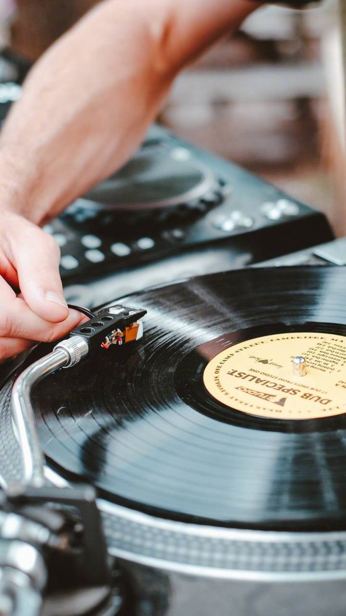 bloor700639's tweet photo. Nothing beats the feeling of putting on your favorite song, turning up the volume, and letting the melody wash over you—pure, unfiltered joy.， https://t.co/JvQRAmzGVM