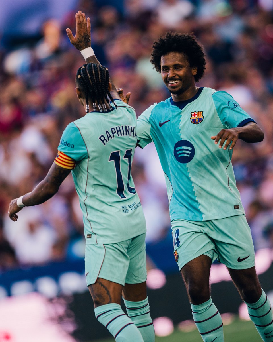FCBarcelona's tweet photo. ADEYEMI ONLY SCORES BANGERS 🥶 https://t.co/XyfNZ1awIC