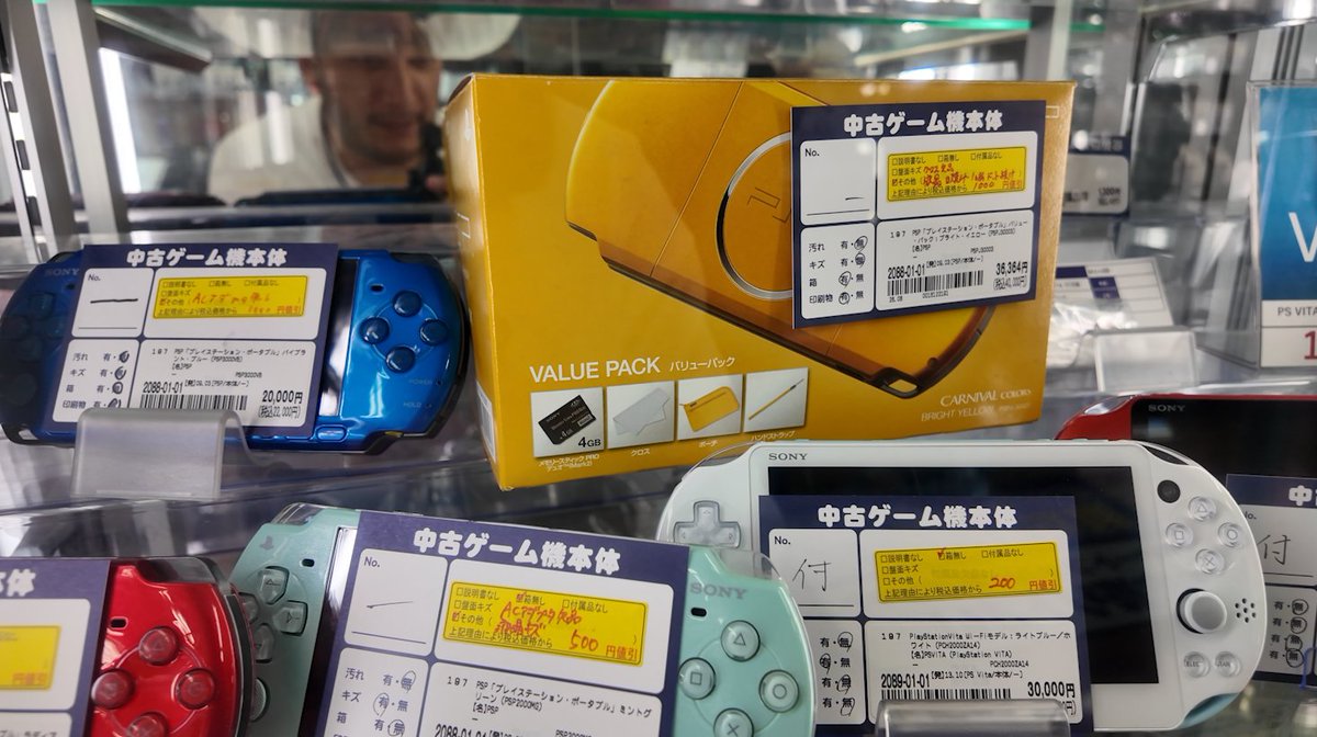 JapanGemu's tweet photo. Hiroshima fue destruida y renació por completo. Ahora fui a descubrir otra cara de la ciudad: sus tiendas de segunda mano y su mundo del coleccionismo. ¿Qué encontramos? 🇯🇵 ▶️ https://t.co/P7MvaMnqIX https://t.co/oc6fvIqmNq