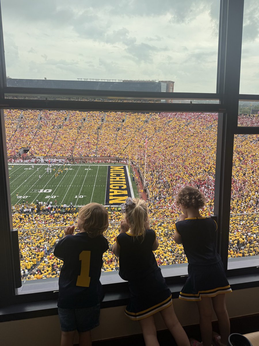 gglasgow61's tweet photo. Great time at the Big House! Happy the kids got to see a W at their 1st game #GoBlue https://t.co/xWZ4wB5oXX