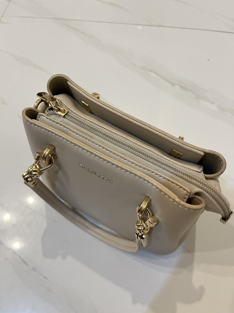 kuweape's tweet photo. PRELOVED/WTS🫶🏻
Tas Elizabeth warna cream (dijual karena jarang dipake)

-kulit sintesis
-ada 3 kompartemen, yang utama dengan resleting
-dilengkapi dengan tali panjang yg bisa di adjustable
-P 19cm x L 9cm x T 15cm

💸250k
📍Bandung
‼️bisa Shopee/manual

#zonauang #wtb #preloved https://t.co/ncrJ6Bt6SN
