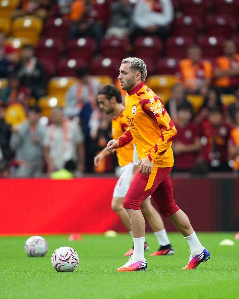 GalatasaraySK's tweet photo. 📸 Karşılaşma öncesinde ısınmadayız!  #GSvKS https://t.co/NR4ZTo1xK8
