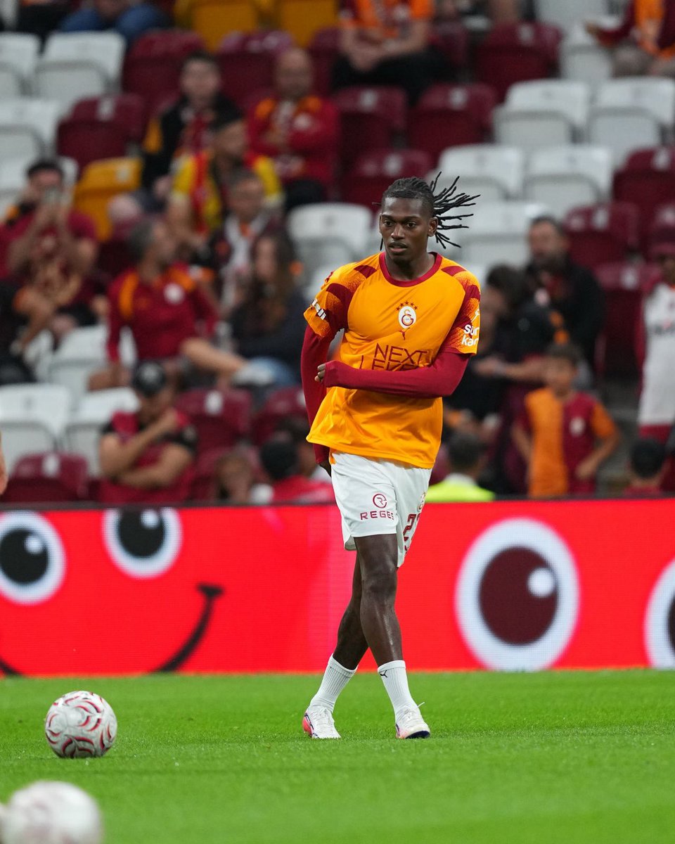 GalatasaraySK's tweet photo. 📸 Karşılaşma öncesinde ısınmadayız!  #GSvKS https://t.co/NR4ZTo1xK8