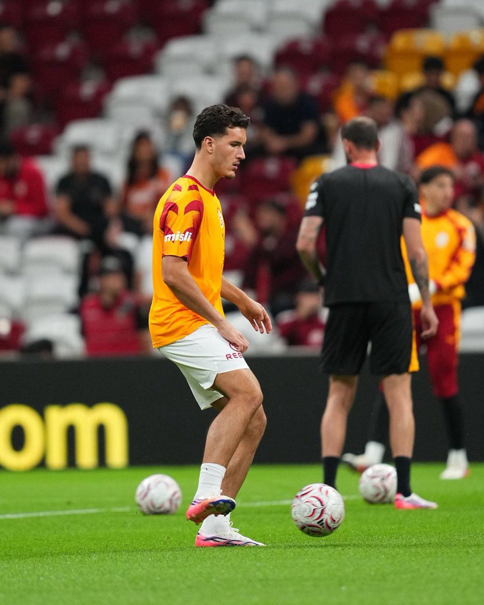 GalatasaraySK's tweet photo. 📸 Karşılaşma öncesinde ısınmadayız!  #GSvKS https://t.co/NR4ZTo1xK8