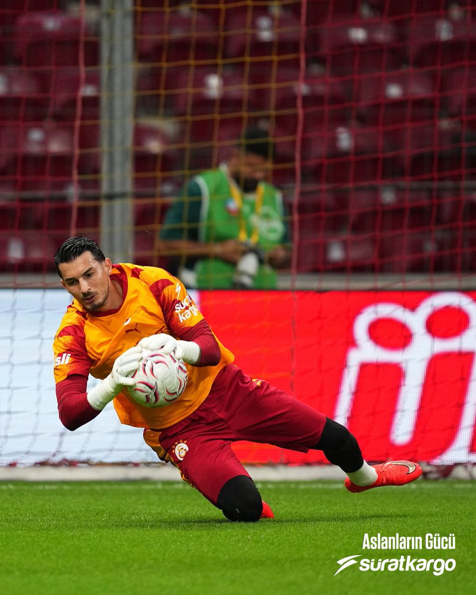 GalatasaraySK's tweet photo. 📸 Karşılaşma öncesinde ısınmadayız!  #GSvKS https://t.co/NR4ZTo1xK8