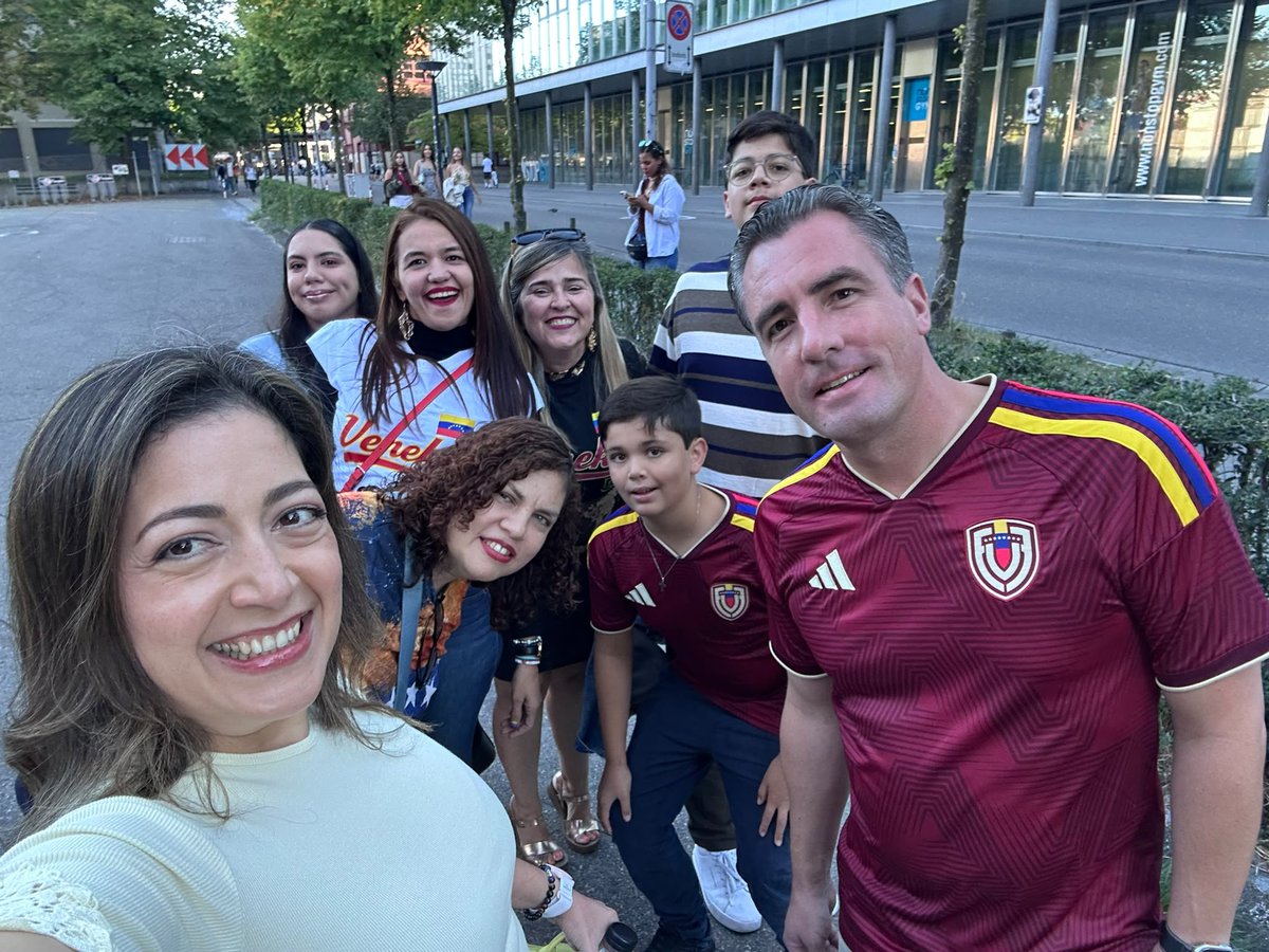 vzlanalliancech's tweet photo. Miembros de VAS asistieron al concierto de Rawayana en Zúrich! 🎶🇻🇪 Una noche inolvidable llena de buena música, conexión con nuestras raíces y reencuentros con la comunidad venezolana en Suiza. 🇨🇭
#Rawayana #Venezuela #VenezolanosEnSuiza https://t.co/aiWbRkCnES