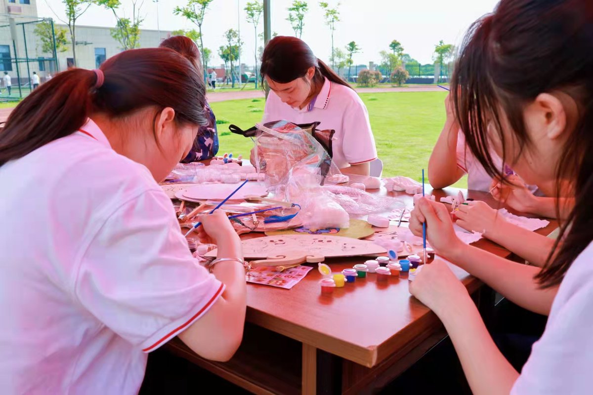 KayleneMezwc's tweet photo. Calling all creativity lovers! Join our campus art workshop this Friday (7PM, Student Center) to paint, chat and make art with fellow club members. Free supplies u0026 snacks included—don’t miss out! https://t.co/5yd4PxaDRM