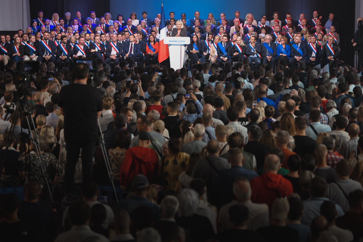 MLP_officiel's tweet photo. Vive la République et vive la France ! 🇫🇷 https://t.co/N21EJ5J28d