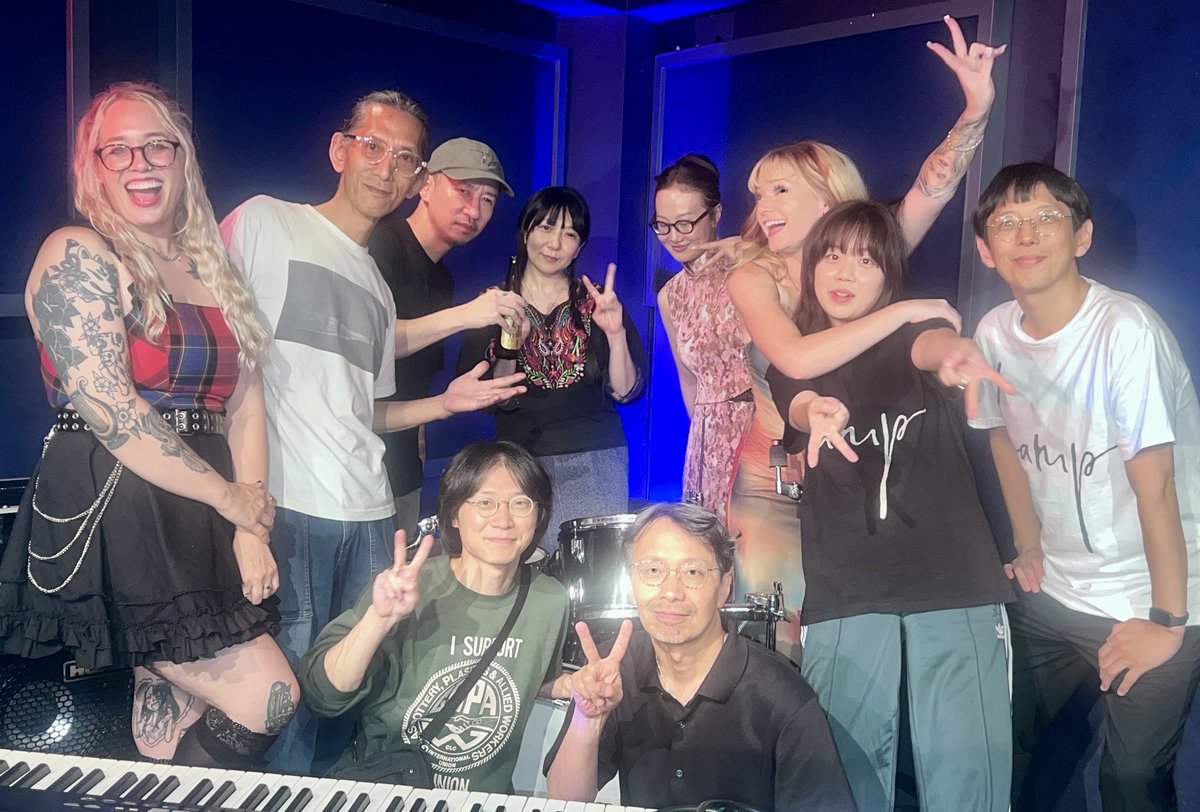 hiderow_arriba's tweet photo. 奇跡!としか言いようのない一夜でした。
改めてLampに感謝!
こんな素敵な出会いをくれて本当にありがとう😆✨
#lamp #lampshade https://t.co/97Cn8JqJzX