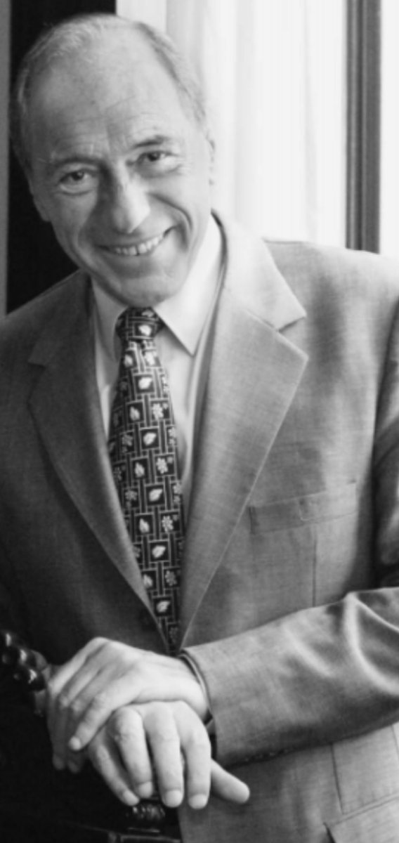 23Rapp's tweet photo. El debate Nino-Zaffaroni (1991-1993) fue un intercambio público, respetuoso y de alto nivel teórico entre los juristas argentinos Carlos Santiago Nino (1943-1993) y Eugenio Raúl Zaffaroni sobre la justificación, legitimidad y función de la pena en el derecho penal.

Se originó con el libro de Zaffaroni "En busca de las penas perdidas. Deslegitimación y dogmática jurídico-penal" (Ediar, 1989/1990), donde desarrolla su realismo jurídico-penal marginal y anticipa su teoría agnóstica de la pena.
 Nino respondió con la crítica “La huida frente a las penas” en la revista 'No hay derecho'.
 Zaffaroni replicó con “¿Vale la pena?”. Hubo una breve contrarréplica de Nino (“Se acabó el debate”) y un cierre final de Zaffaroni. El material se recopiló luego en 'Un debate sobre la pena' (INECIP) y en la Revista Programma n.° 1 (Universidad Nacional del Sur, 2006).

Posición de Carlos Santiago Nino
Defiende una teoría consensual de la pena (desarrollada en Los límites de la responsabilidad penal, 1980):

- La pena es una coacción estatal que solo se justifica racionalmente si puede ser aceptada por ciudadanos libres e iguales en una democracia.
- Combina elementos preventivos (generales y especiales, limitados) con respeto a la autonomía (elemento kantiano): quien delinque voluntariamente, conociendo las consecuencias, asume la responsabilidad (consentimiento tácito).
- Rechaza la retribución pura (“merecimiento”) y el utilitarismo ingenuo.
- Prefiere conceptuar como “pena” una coacción estatal más amplia, porque así puede limitarla mejor sometiéndola a garantías, racionalidad, proporcionalidad y mínima intervención.

Posición de Eugenio Raúl Zaffaroni
Adopta una teoría agnóstica (o negativa) de la pena:

- El sistema penal (especialmente en países “marginales” o periféricos latinoamericanos) está deslegitimado: es selectivo, violento, estigmatizante, criminógeno y genera más daño del que previene.
- No se le asigna ninguna función positiva demostrada (ni prevención general ni especial efectiva). Históricamente falla en sus fines declarados.
- El derecho penal debe actuar como mecanismo de contención del poder punitivo del Estado, no de legitimación. Distingue nítidamente entre “poder punitivo” (violencia bruta) y “derecho penal” (discurso que intenta racionalizarlo).
- Prefiere mecanismos alternativos de resolución de conflictos y un derecho penal mínimo.

Diferencia medular y puntos de encuentro
Según los propios autores, la diferencia central es conceptual:
- Nino prefiere ampliar el concepto de “pena” para controlarla mejor con garantías.
- Zaffaroni prefiere distinguirla cada vez más nítidamente de otras formas de coacción estatal (coacción directa, sanciones reparadoras, etc.) para controlar mejor ambas.

En las réplicas la distancia se redujo: Zaffaroni admite un amplio margen de coacción estatal (bajo el rótulo de “coacción directa”) basada en un cálculo de violencias, y Nino reconoce la utilidad de muchas distinciones de Zaffaroni. Ambos coinciden en la necesidad de reducir la violencia del sistema penal, criticar su selectividad y orientarlo por principios garantistas y de dignidad humana.

Es uno de los debates más relevantes de la filosofía del derecho penal latinoamericana de finales del siglo XX. Sigue siendo referencia para discutir los límites del ius puniendi en Estados constitucionales contemporáneos.
 El debate quedó truncado por la muerte prematura de Nino en 1993.