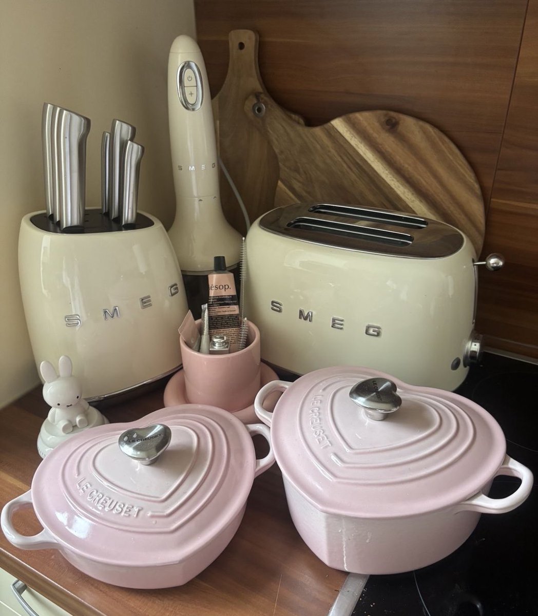 prtygal777's tweet photo. smeg x le creuset kitchen https://t.co/W0QujSInRN