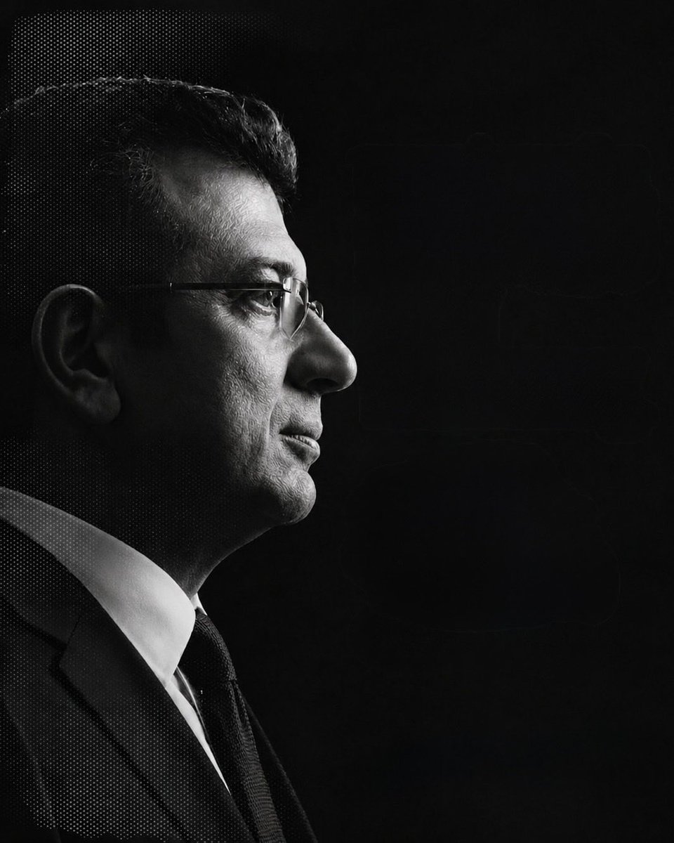 ekrem_imamoglu's tweet photo. Şimdi lütfen kendinizi benim yerime koyun. Beraat ettiğiniz bir dava var. Yargı ve siyaset oyunlarıyla, bu davada tekrar hakim karşısına çıkarılıyorsunuz. 

Üstelik hakim sadece ifade alacak. Çünkü dava, ifade alınmadığı için bozulmuş. Yani esas değil usül meselesi. 

Bu esnada, beraat veren hakim hemen değiştiriliyor. Yeni atanan hakim beraat kararını yok sayıyor ve 2 yıldan fazla hapis cezası veriyor ki siyaset yasağı da gelsin.

Tuzla davasının özeti budur ve tam bir skandaldır. 

Bu asla tesadüf değildir. Bütün davalarımda hakimler değiştirildi. Müdahale edilen mahkemelerin “Türk Milleti adına” değil, siyaset ve bir kişi adına karar verdiğine artık şüphe yoktur. 

Tuzla skandalı; bunun son, açık ve sarih kanıtıdır. Böyle bir düzenden kimse adil bir yargılama beklemesin. 

Yüksek yargı camiasını, hakim ve savcıları tarihi bir sorumlulukla düşünmeye davet ediyorum. 

Millet şahidimdir!
