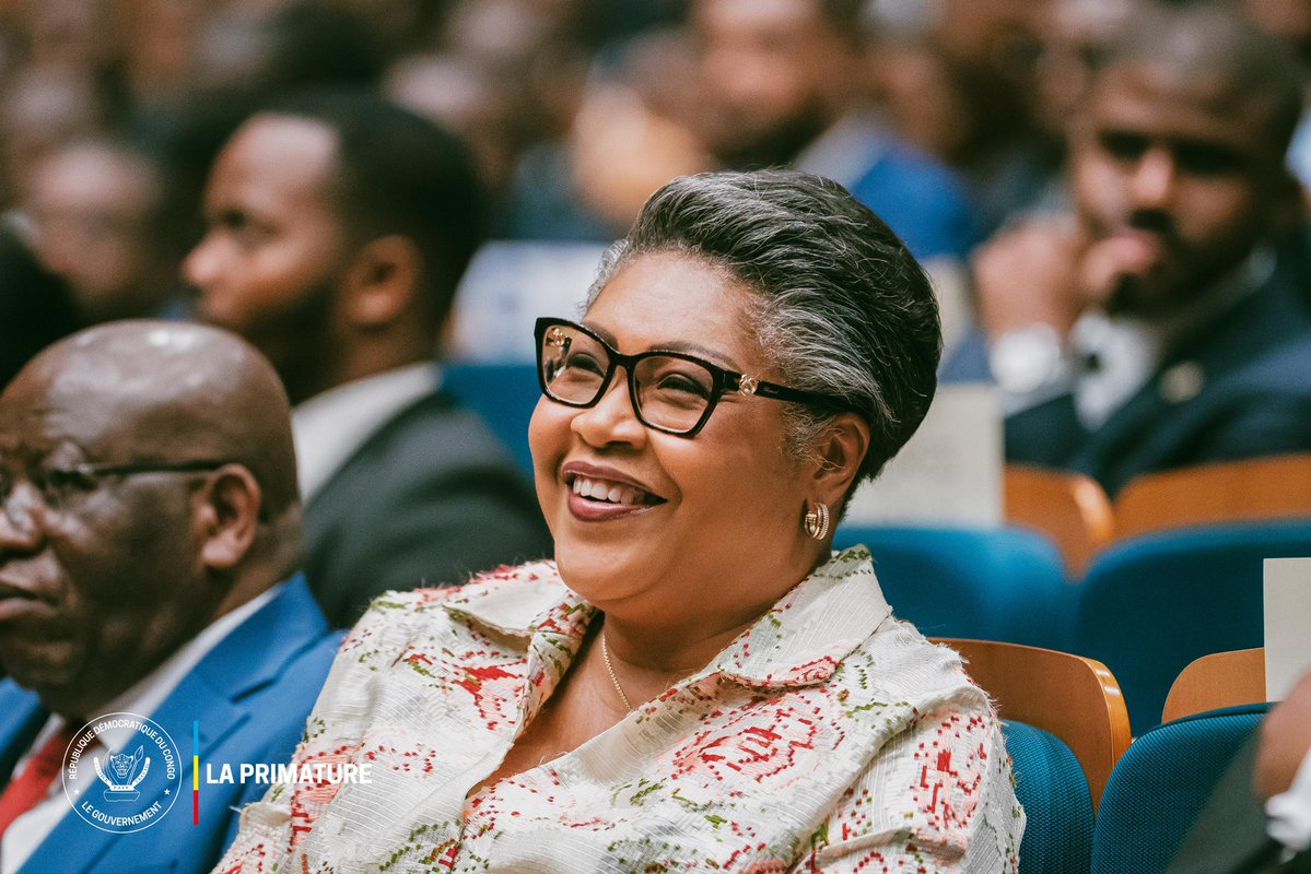 PrimatureRDC's tweet photo. #RDCongo #Jeunesse #Entrepreneuriat
12 septembre 2026 | La Première Ministre, Cheffe du Gouvernement, Judith Suminwa Tuluka, a pris part, aux côtés du Président de la République, Félix-Antoine Tshisekedi Tshilombo, à la cérémonie de remise des documents de formalisation aux jeunes entrepreneurs, dans le cadre du programme « Debout Jeunes Congolais ».

• Près de 1 127 entreprises de jeunes déjà formalisées dans quatre provinces
• 780 entreprises concernées par cette deuxième phase
• Accès à une identité juridique ouvrant la voie à de nouvelles opportunités économiques
• Renforcement annoncé du FSPEEJ et accompagnement des entrepreneurs au-delà de leur formalisation
• Développement des passerelles vers les marchés publics, le secteur privé, la formation et le commerce régional

Sous la coordination de la Première Ministre, le Gouvernement poursuivra la mise en œuvre de cette vision présidentielle afin de faire de l’entrepreneuriat des jeunes un véritable levier de création d’emplois et de transformation économique de la RDCongo.