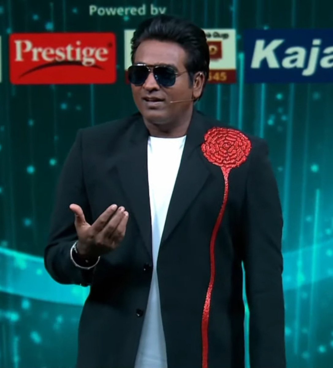 rajavjoff's tweet photo. Fan - Na velaiku laam pogala sir 
BB kaaga vituten sir

VJS - Enada lusa maari pesura

Fan - Na unga fan sir 
#biggbosstamil10 https://t.co/i8IArqWlI5