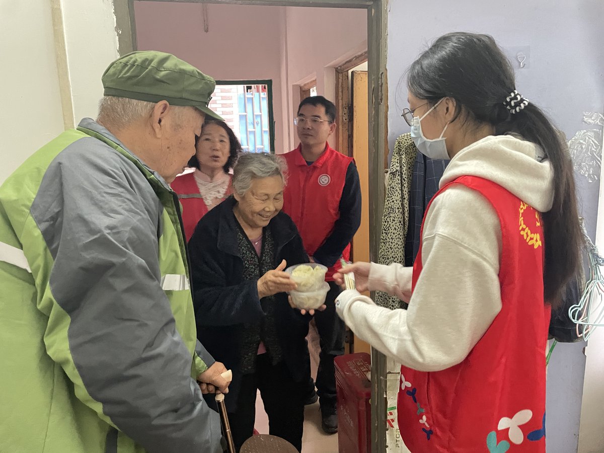 justl257620's tweet photo. Spent this Saturday morning distributing care kits to elderly neighbors in the community—small acts warm big hearts. Grateful for the chance to connect and bring a little cheer to those around us!， https://t.co/KukI4hKznd