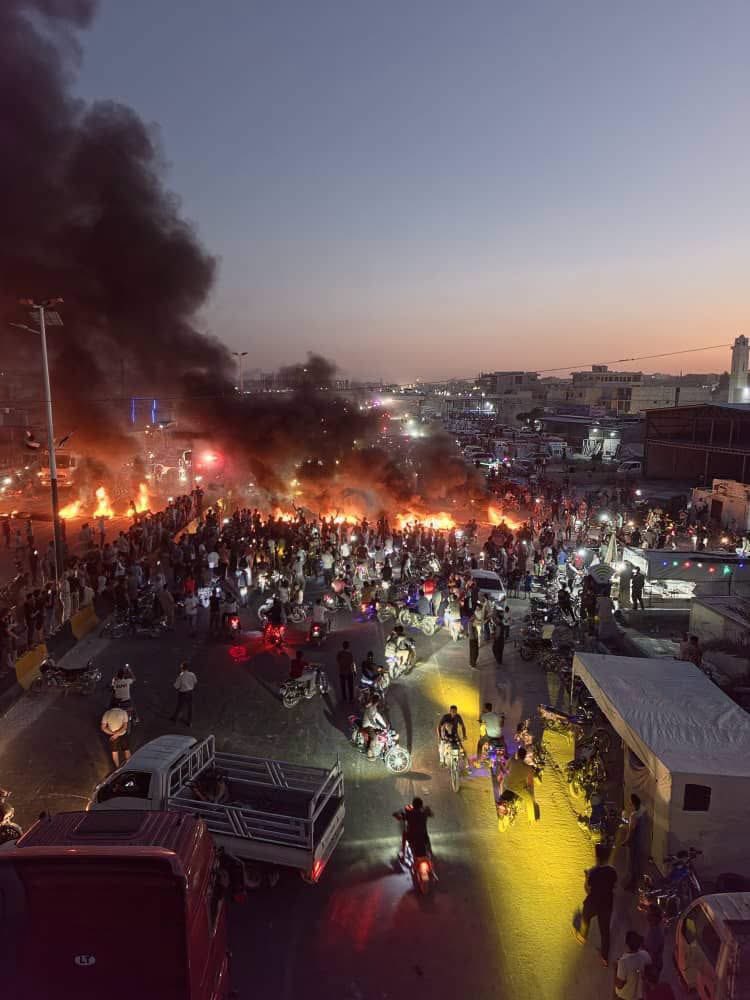 FARED_ALHOR's tweet photo. Breaking: Residents have blocked the Damascus–Aleppo international highway near Maarrat al-Nu’man, south of Idlib, in protest against the Syrian government’s fuel price increases and the rising cost of living. https://t.co/QrNYRx1ZQz