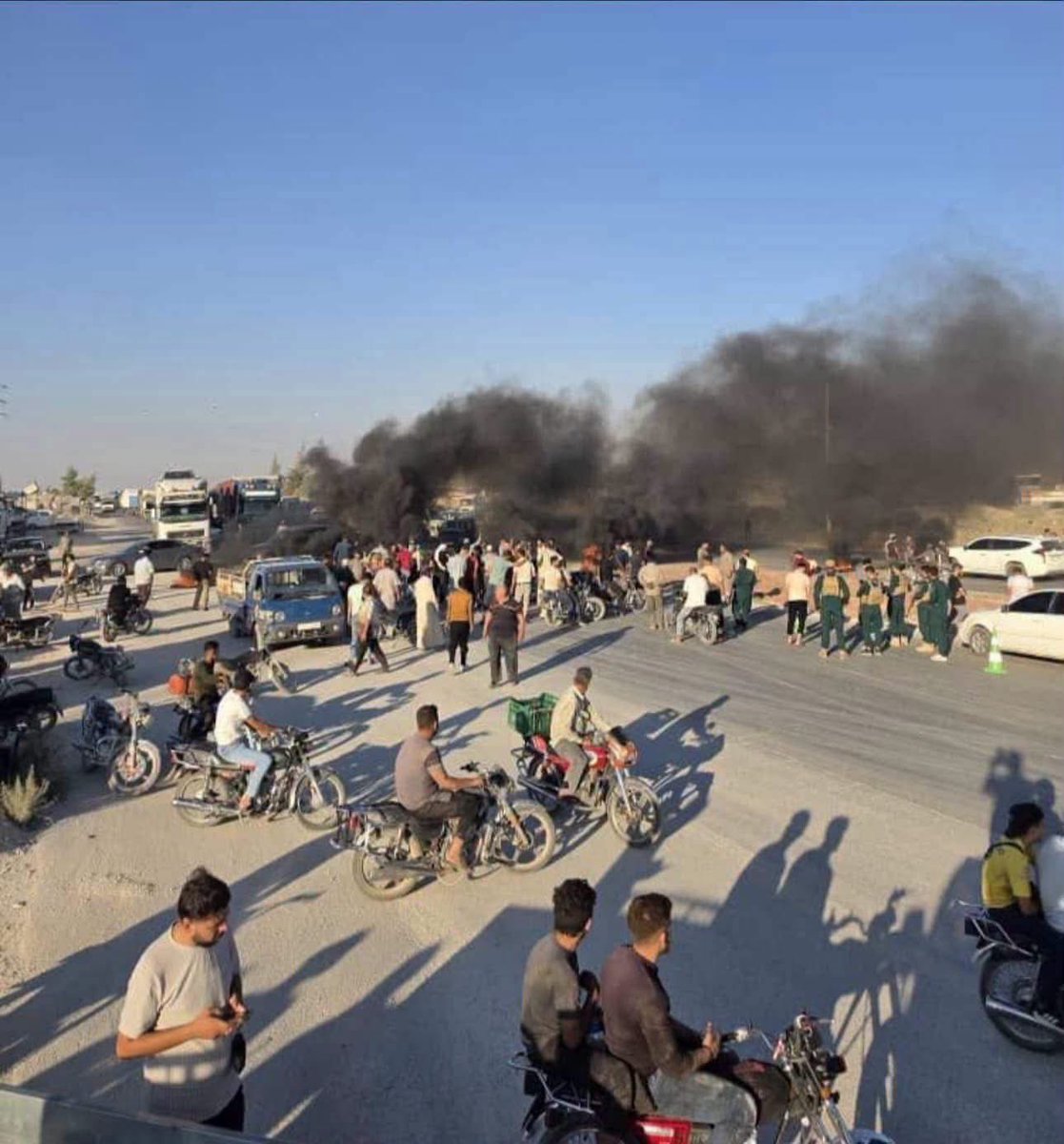 FARED_ALHOR's tweet photo. Breaking: Residents have blocked the Damascus–Aleppo international highway near Maarrat al-Nu’man, south of Idlib, in protest against the Syrian government’s fuel price increases and the rising cost of living. https://t.co/QrNYRx1ZQz