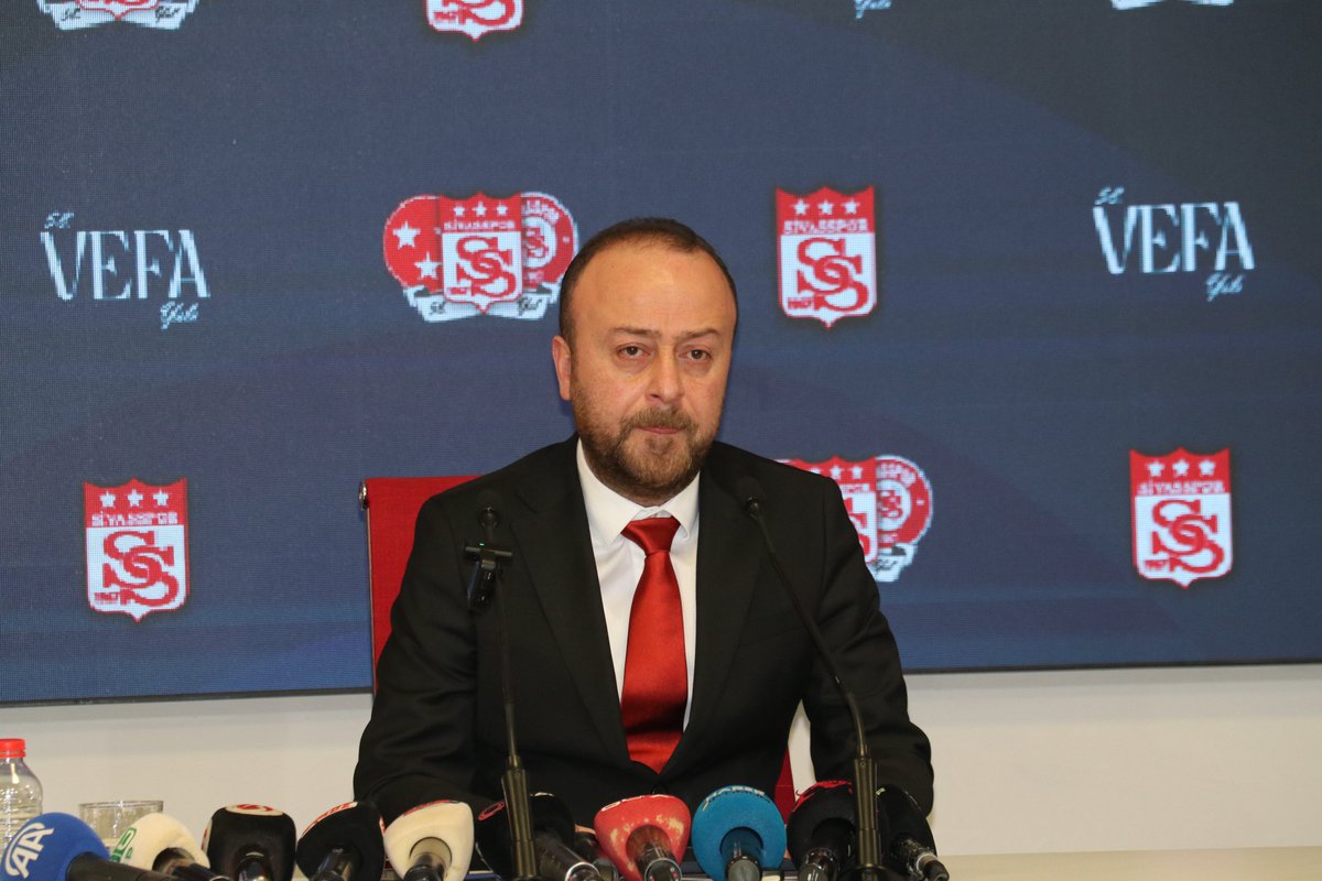 sporx's tweet photo. "VAR'DAKİ HAKEM NE İZLİYOR?"

Sivasspor Başkanı Burak Özçoban: "VAR'daki hakem ne izliyor, maç mı izliyor? Film mi izliyor? Bize bunun bir açıklamasının yapılması lazım. Adam bariz bir şekilde eliyle topu alıyor. Yediğimiz golde faul var, Manaj’ın golünde bir şey olmamasına rağmen oyunu durduruyor. Bizim federasyonla aramızı bozmaya çalışıyorlar, bozamayacaklar. Hakemlerin arasındaki kulisler hiç bitmiyor. Gerçekten biz hakkımızı arayacağız, bunları da açıklayacağız. Görüntülerle birlikte yazılı açıklama da yapacağız. Kimse Sivasspor ile oynayamaz, kimse Sivasspor’un hakkını yiyemez. Bunu buradan açık ve net bir şekilde söylüyoruz. Bütün hakkımızı arayacağız. Artık Türk futbolunun bu hakemlerden temizlenmesi lazım. Kulüplere yazık bütün takımlarımız emek veriyor. Aşağıda işi bitiriyorlar çıkıyorlar maçlarda saçma sapan kararlar veriyorlar. Biz Sivasspor olarak hakkımızı arayacağız. Gerekli bütün mecralara gerekli bütün itirazları yapacağız bu böyle bilinsin. Kimse Sivasspor’dan büyük değildir. Taraftarımızdan da evimizdeki beraberlik için özür diliyorum."