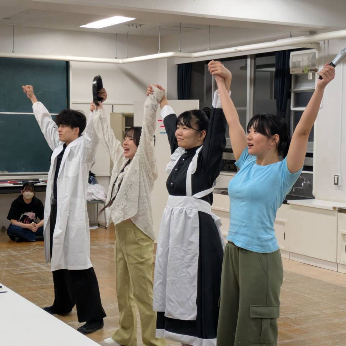 da_ba_shi's tweet photo. 『激烈！魔法少女メイド
　　　～天下分け目の秋葉原～』
毎日見所紹介⑬
・脚本なんと全員「あて書き」！

脚本における「あて書き」とは
その人が演じる為に、その人をイメージして脚本を書くことを言います

今回の『激烈！魔法少女メイド』は、全員のキャスティングがされた後にその人のためにキャラクターが書き起こされています
こんなお芝居、他にはありません！

「あて書き」がされることの面白さ
ぜひ劇場へ味わいに来てください
本番まであともう少し！
https://t.co/E7HS7CKxT8

#だばし 
#魔法少女メイド 
#アクション 
#メイド 
#メイド服