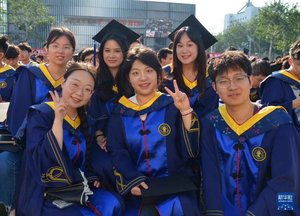 littv323521's tweet photo. [Congrats to the grads!  This walk across the stage isn’t just an end—it’s the start of all the wild, amazing adventures you’ve been dreaming of. Never stop learning, never stop chasing, and come back to campus often. Cheers to you!]， https://t.co/q94xyeRJWT