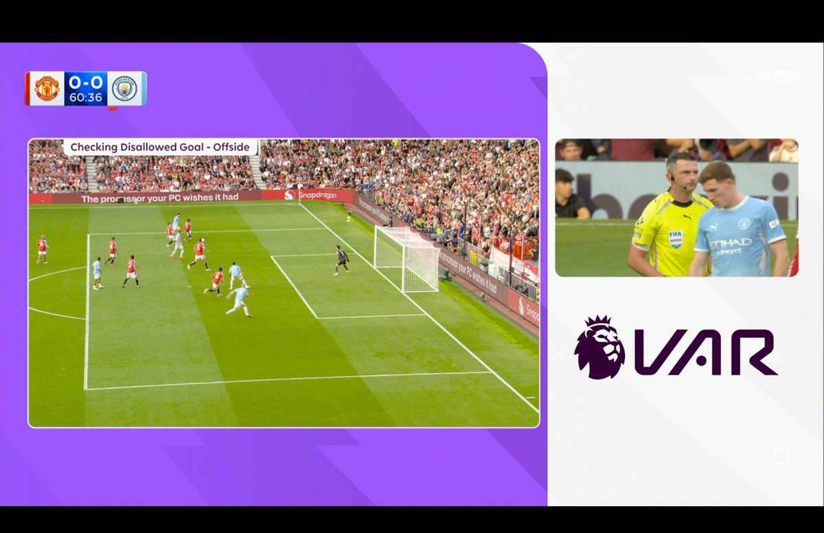 Interstellar_HG's tweet photo. How tf is this onside? Haaland is a mile ahead of Martinez.

Man United robbed. https://t.co/riGXKQn8lU