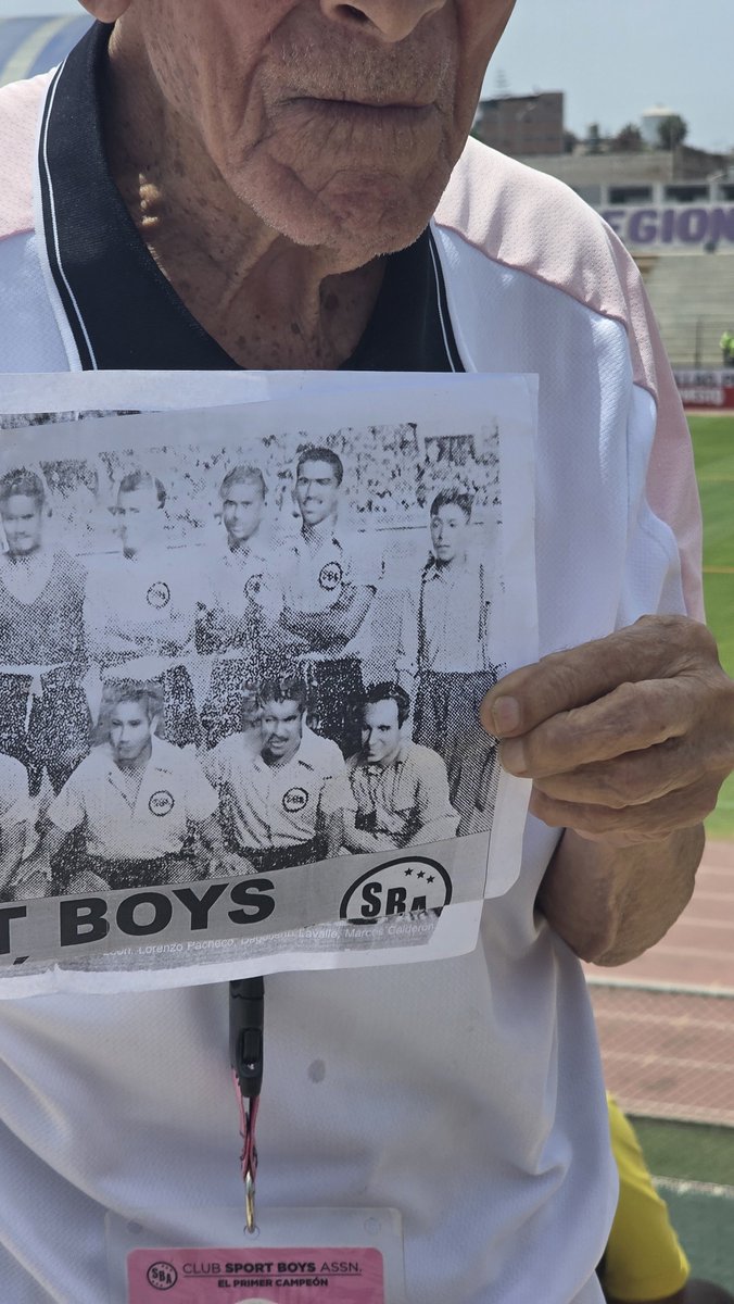 CHELONETA10's tweet photo. Foto histórica para el fútbol peruano. Ricardo “Agüita” Luna a los 14 años, en sus inicios como utilero de Sport Boys, junto a Marcos Calderon y Valeriano López https://t.co/45cppBJvxs
