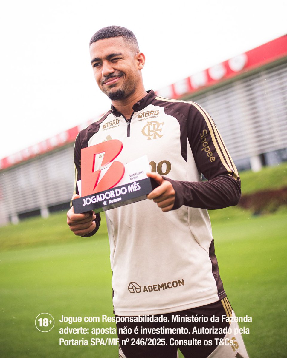 Flamengo's tweet photo. CHAMA SAMU! 🥽 🔴⚫
Lino jogou muito em Agosto e foi eleito pela Nação o #CraqueDoMes Betano!

Raça, técnica e amor ao Manto. O prêmio tá em boas mãos! 🏆

#BetanoFla https://t.co/nNJIs32foj
