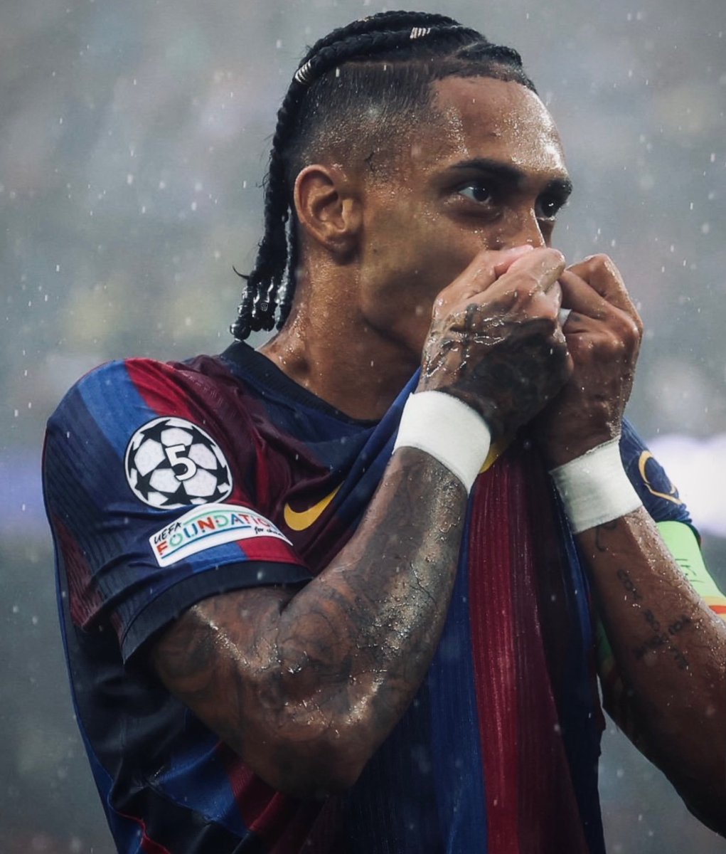 RinceAbraham's tweet photo. 🚨 𝐑𝐄𝐂𝐎𝐑𝐃: Raphinha becomes the first player in Barcelona history to score in the 𝐟𝐢𝐫𝐬𝐭 𝟓 𝐜𝐨𝐧𝐬𝐞𝐜𝐮𝐭𝐢𝐯𝐞 𝐦𝐚𝐭𝐜𝐡𝐞𝐬 of a new season.

 #FCB https://t.co/z71oBabbh0