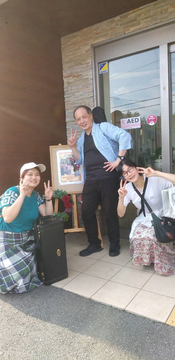 aiyasasa's tweet photo. 今日は何回目訪れたかわからないお馴染みの川崎中野島みんなの家 様にて演奏会でした！
おかあさんになってから初の、久しぶりトランペット萌々香との３ピース演奏。おめでとう！
秋と言うことでジャズの枯葉に自分もインチキバッキングで頑張りました💦
皆様元気に大盛上り！ありがとうございました！ https://t.co/CrfUbX8fhU