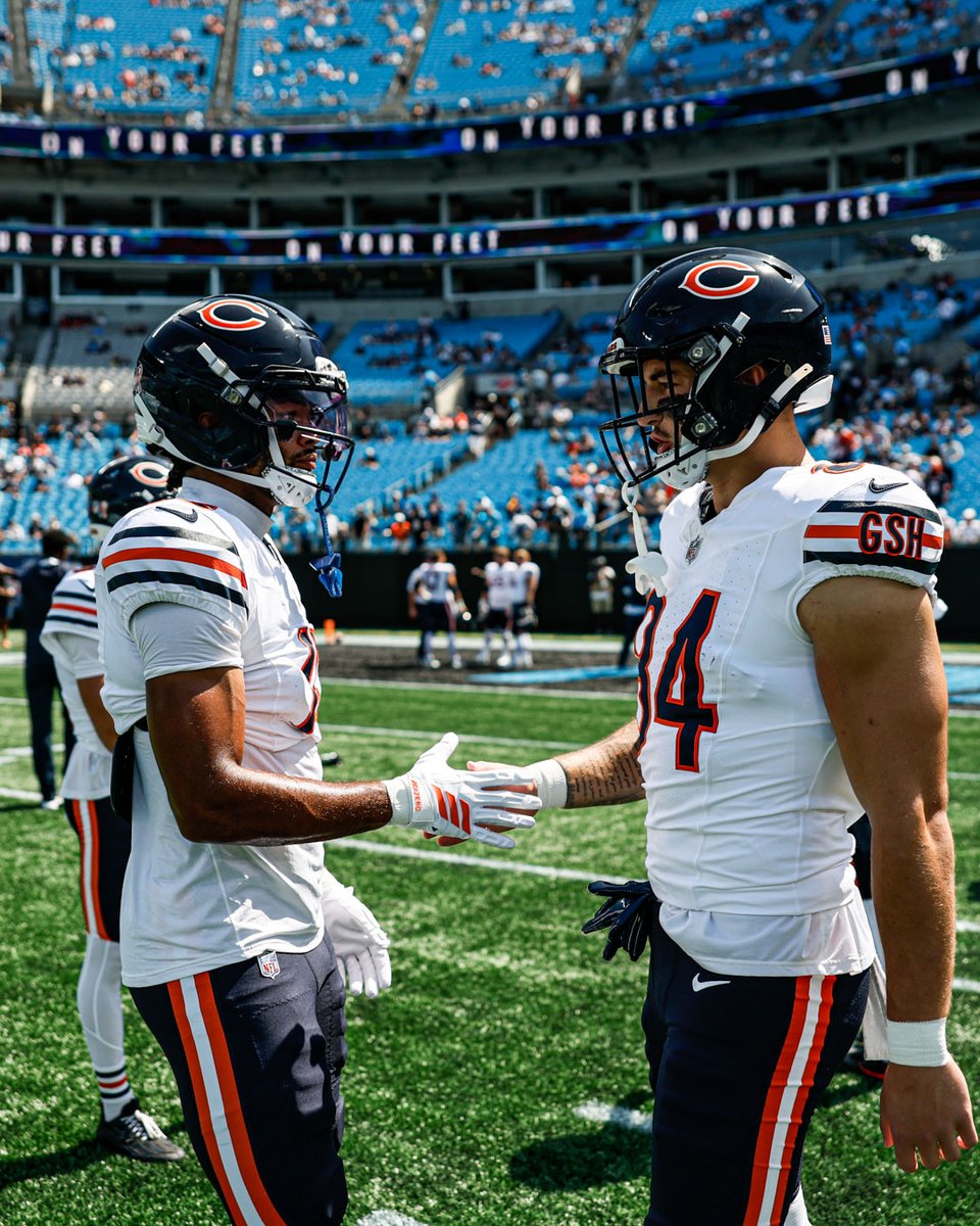 ChicagoBears's tweet photo. Let's get it 🤝 https://t.co/NOI7ycc2f2