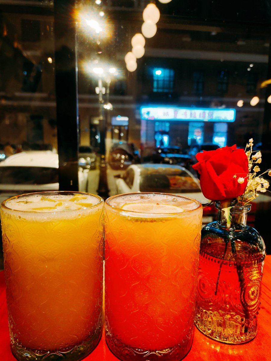 TomasHashbvm8's tweet photo. [Midnight bell rings, New Year’s sparkles on every cup—cheers to small wins and big dreams ahead! ]， https://t.co/UBNKJJdZOo