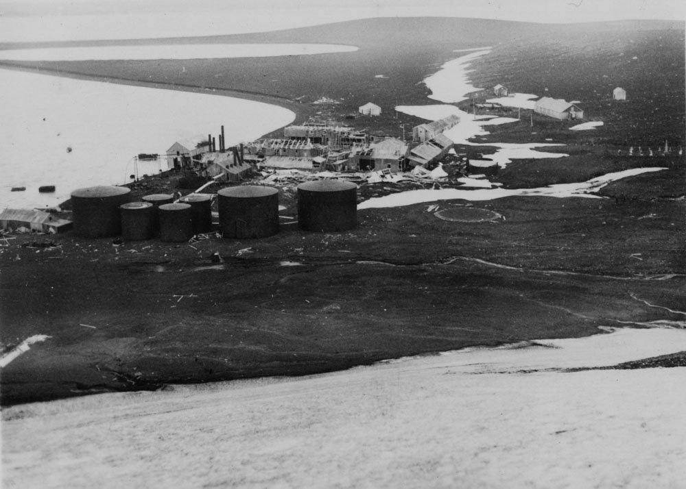 elduckpost's tweet photo. 🇬🇧🇨🇱🇦🇷 | EL DÍA QUE LOS BRITÁNICOS QUEMARON UNA BASE CHILENA Y OTRA ARGENTINA EN LA ANTÁRTIDA

En febrero de 1953 ocurrió el llamado incidente de la isla Decepción, en la Antártida.

🇬🇧 Unos 35 Royal Marines británicos desembarcaron desde el HMS Snipe en Caleta Balleneros. Detuvieron a dos marinos argentinos que se encontraban en el refugio Teniente Lasala, arriaron la bandera argentina y destruyeron y quemaron el refugio argentino y un refugio chileno cercano.

El Reino Unido consideraba esa zona parte de su reclamación antártica y actuó para impedir que Argentina y Chile consolidaran su presencia allí.

🇦🇷🇨🇱 Los dos argentinos fueron entregados días después en las Georgias del Sur. No hubo heridos y Chile y Argentina reconstruyeron su instalación al año siguiente.