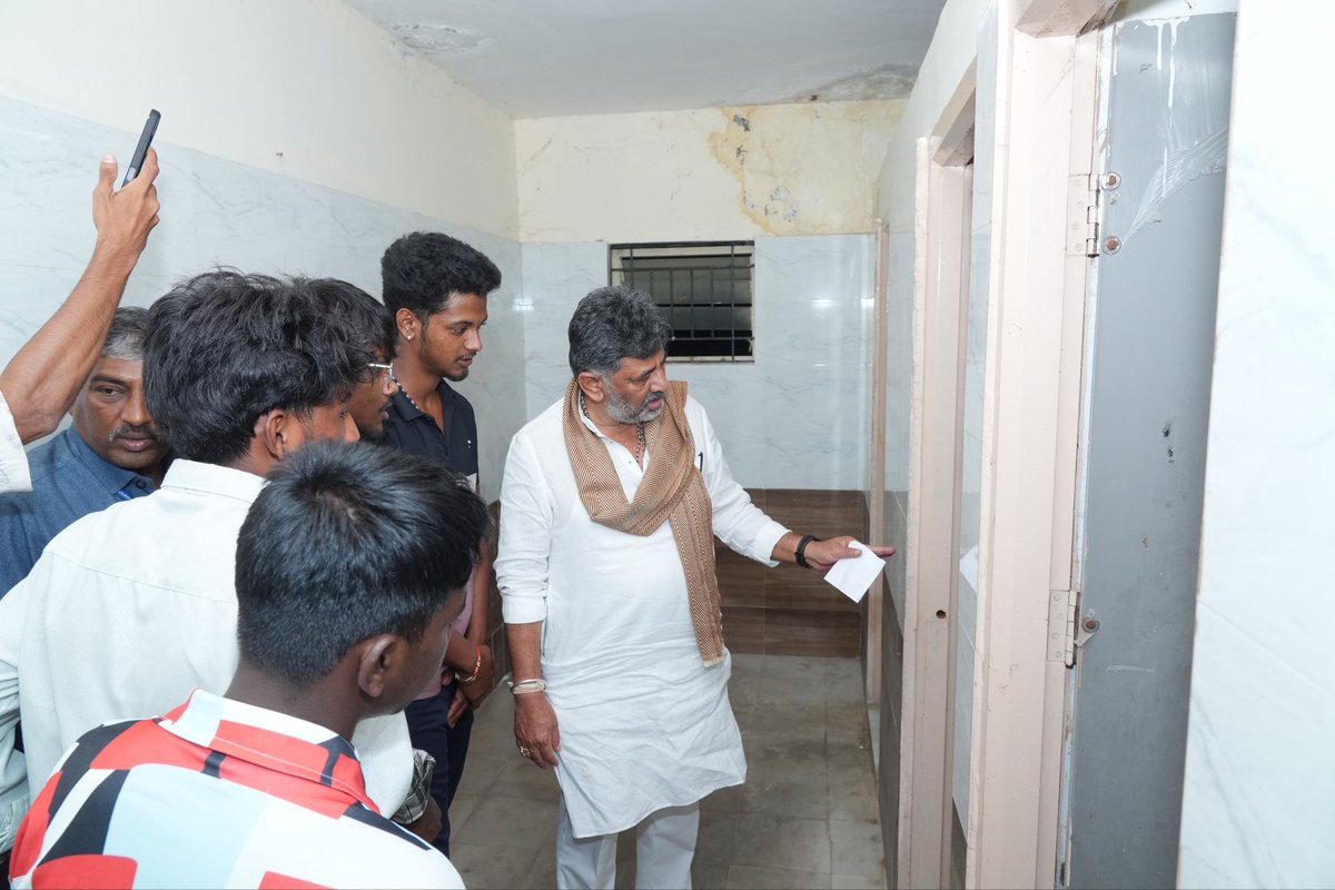 CMofKarnataka's tweet photo. ಇಂದು ಸನ್ಮಾನ್ಯ ಮುಖ್ಯಮಂತ್ರಿಗಳಾದ @DKShivakumar ಅವರು ಕನಕಪುರ ನಗರದ ಡಾ. ಬಿ.ಆರ್. ಅಂಬೇಡ್ಕರ್ ಸರ್ಕಾರಿ ಕಾಲೇಜಿನ ಬಾಲಕರ ವಿದ್ಯಾರ್ಥಿ ನಿಲಯಕ್ಕೆ ದಿಢೀರ್ ಭೇಟಿ ನೀಡಿ, ವಿದ್ಯಾರ್ಥಿಗಳೊಂದಿಗೆ ಸ್ವತಃ ಊಟ ಮಾಡುವ ಮೂಲಕ ಆಹಾರದ ಗುಣಮಟ್ಟವನ್ನು ಪರಿಶೀಲಿಸಿದರು. ಜೊತೆಗೆ ವಿದ್ಯಾರ್ಥಿಗಳ ವಸತಿ ವ್ಯವಸ್ಥೆ, ಮೂಲಭೂತ ಸೌಕರ್ಯಗಳು, ಉಚಿತ ಬಸ್ ಪಾಸ್ ಹಾಗೂ ಸ್ಕಾಲರ್‌ಶಿಪ್‌ ಸೇರಿದಂತೆ ಅವರಿಗೆ ದೊರೆಯುತ್ತಿರುವ ಸೌಲಭ್ಯಗಳ ಕುರಿತು ವಿದ್ಯಾರ್ಥಿಗಳಿಂದ ಮಾಹಿತಿ ಪಡೆದುಕೊಂಡರು.

ಕಲಬುರಗಿ, ರಾಯಚೂರು, ಹಾವೇರಿ, ಬೀದರ್, ಬೆಂಗಳೂರು ಸೇರಿದಂತೆ ರಾಜ್ಯದ ವಿವಿಧ ಭಾಗಗಳಿಂದ ವಿದ್ಯಾರ್ಥಿಗಳು ಇಲ್ಲಿಗೆ ಆಗಮಿಸಿ ವಿದ್ಯಾಭ್ಯಾಸ ಮಾಡುತ್ತಿದ್ದಾರೆ. ಹಾಸ್ಟೆಲ್‌ನಲ್ಲಿರುವ ಕೆಲವು ಕುಂದು-ಕೊರತೆಗಳ ಕುರಿತು ಸಿಬ್ಬಂದಿ ವರ್ಗದವರು ಮುಖ್ಯಮಂತ್ರಿಗಳ ಗಮನಕ್ಕೆ ತಂದಿದ್ದು, ಈ ಕುರಿತು ಡೆಪ್ಯೂಟಿ ಕಮಿಷನರ್‌ ಹಾಗೂ ಸಿಇಓಗೆ ಹೇಳಿ ಮತ್ತೊಮ್ಮೆ ಪರಿಶೀಲನೆ ನಡೆಸಿ, ಅಗತ್ಯ ನೆರವು ಹಾಗೂ ಸೌಲಭ್ಯಗಳನ್ನು ಕಲ್ಪಿಸುವುದಾಗಿ ಮುಖ್ಯಮಂತ್ರಿಗಳು ಭರವಸೆ ನೀಡಿದರು.

ಇಂದಿನ ಮಕ್ಕಳೇ ನಾಳೆಯ ಪ್ರಜೆಗಳು. ನಮ್ಮ ಮಕ್ಕಳಿಗೆ ಉತ್ತಮ ಭವಿಷ್ಯ ರೂಪಿಸಲು ಸರ್ಕಾರ ಬದ್ಧವಾಗಿದೆ.