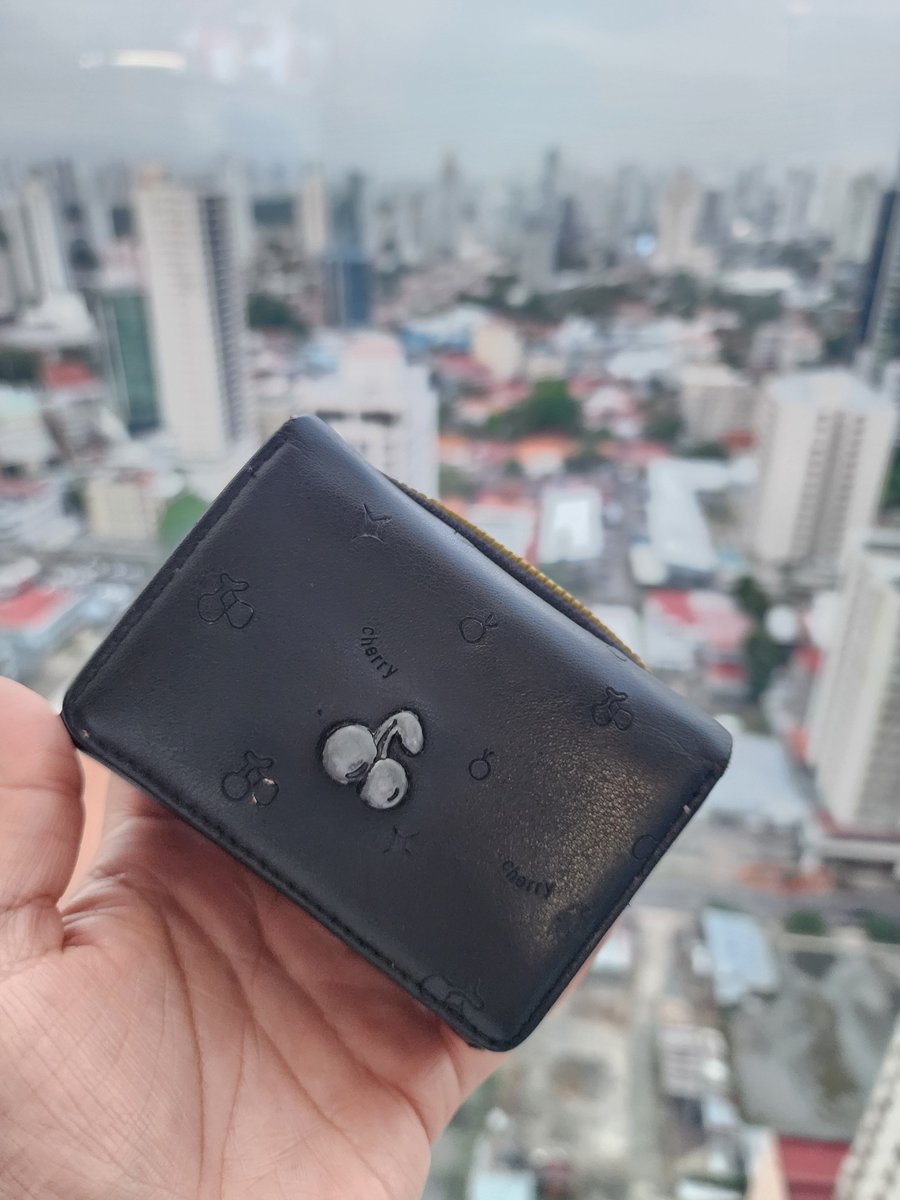 PatyMirandae's tweet photo. Comunidad de tuiter!!! Hagan su magia!!!

Ayer a eso de las 11AM iba en un indriver a mi trabajo y me encontré en el asiento de atrás esta cartera! La menti en mi bolso y no acordé hasta hoy 😮‍💨

Por favor difundir para ver si llega a su dueña o si alguien la conoce me avisa :D https://t.co/bymPp3AMxX