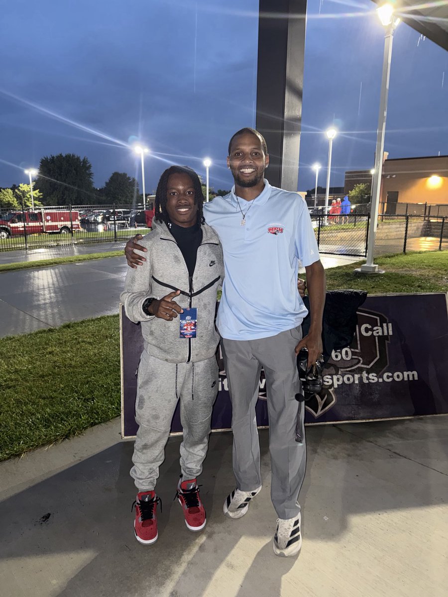 KeyonPinson0's tweet photo. Had a great time at MNU yesterday got a chance to meet the rest of the coaching staff and got the chance to speak with a few players. Despite the lighting delay it was a good game and I got to experience what it’s like on game day for them which was good for me. @ParkwayNorthFB https://t.co/cZTZNo6m0S