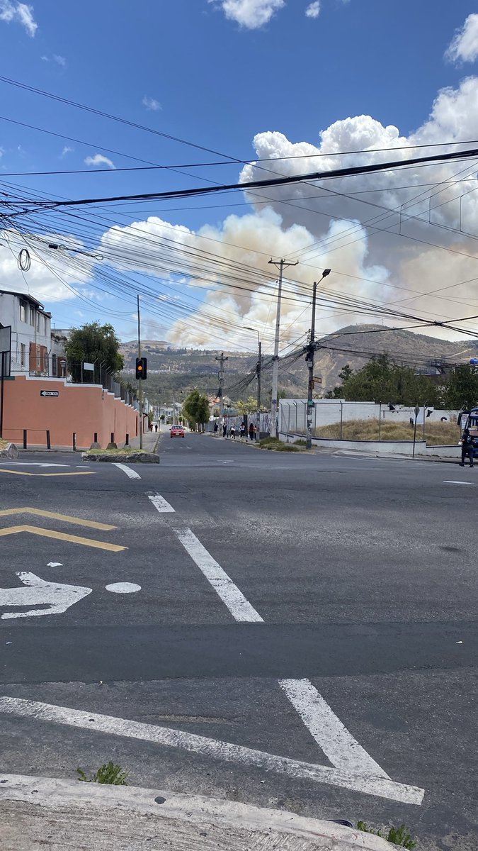 anamaslzrp's tweet photo. @BomberosQuito buenas tardes.. para reportar este incendio 🔥🔥 al parecer está incrementando 😔👎🏻 creo q es sector La Roldós 🤔 https://t.co/NdoPgiaoQt