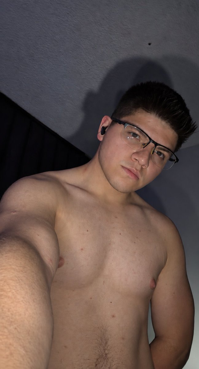 GoodBadBoyDan's tweet photo. Me siento muy sexy con lentes 🤓🥵 https://t.co/GgCqfyfvLk