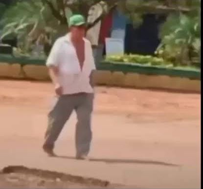 milgraucaceres's tweet photo. Seu Tião, fazendeiro, 500 cabeça de gado no caramujo, se veste assim e não gosta de   Cavalgada / Joãozinho, empacotador do mercado e não sabe fechar um colchete https://t.co/unZnJt2yZU