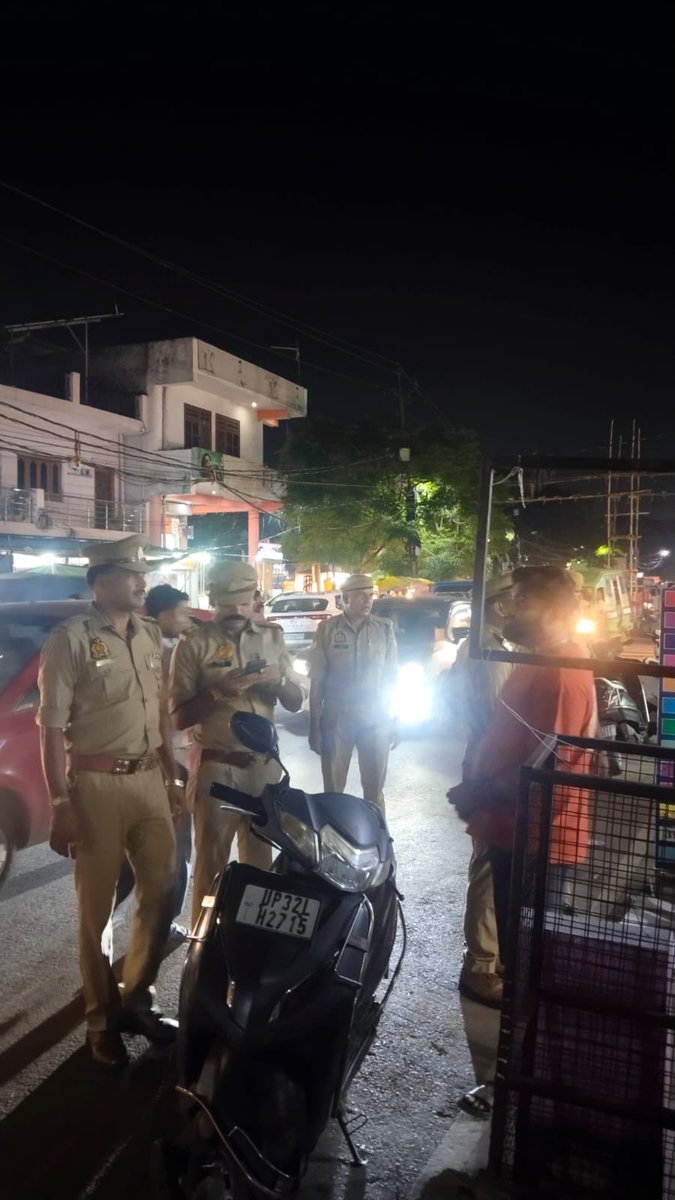 dcpcentrallko's tweet photo. #Lucknow_Police🚔

@LkoCp के निर्देशन में @dcpcentrallko के नेतृत्व में #सुरक्षा_व्यवस्था हेतु। थाना आशियाना पुलिस टीम द्वारा #मॉल/#वाहन/#मार्केट/#मार्गों/#चौराहों/ पर #पैदल_गश्त/सघन चैकिंग कर रखी जा रही सतर्क दृष्टि।

@dgpup
@adgzonelucknow
@lkopolice https://t.co/ew1e5PY3TC