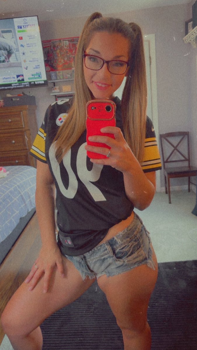 Bridgettebabby's tweet photo. It’s Football Sunday 😍🏈🤪 #football #Steelers #Gameday #creator #pigtails #cutefangirl #fangirl #sexy #girlswithglasses https://t.co/0ab5OpDrhp