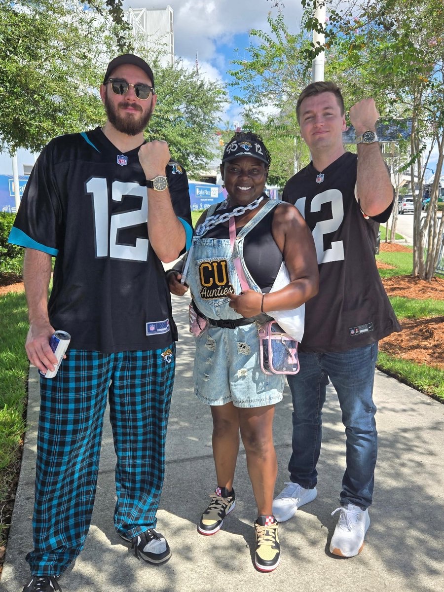 CUaunties's tweet photo. #AuntiesOutside
Met some fans of our nephews @TravisHunterJr @ShedeurSanders
#OfficialCUaunties #Legendary #HuntOrBeHunted #DUUUVAL #DawgPound #JustHere4OurNephews #NFLBuffs https://t.co/UY25fsclzI