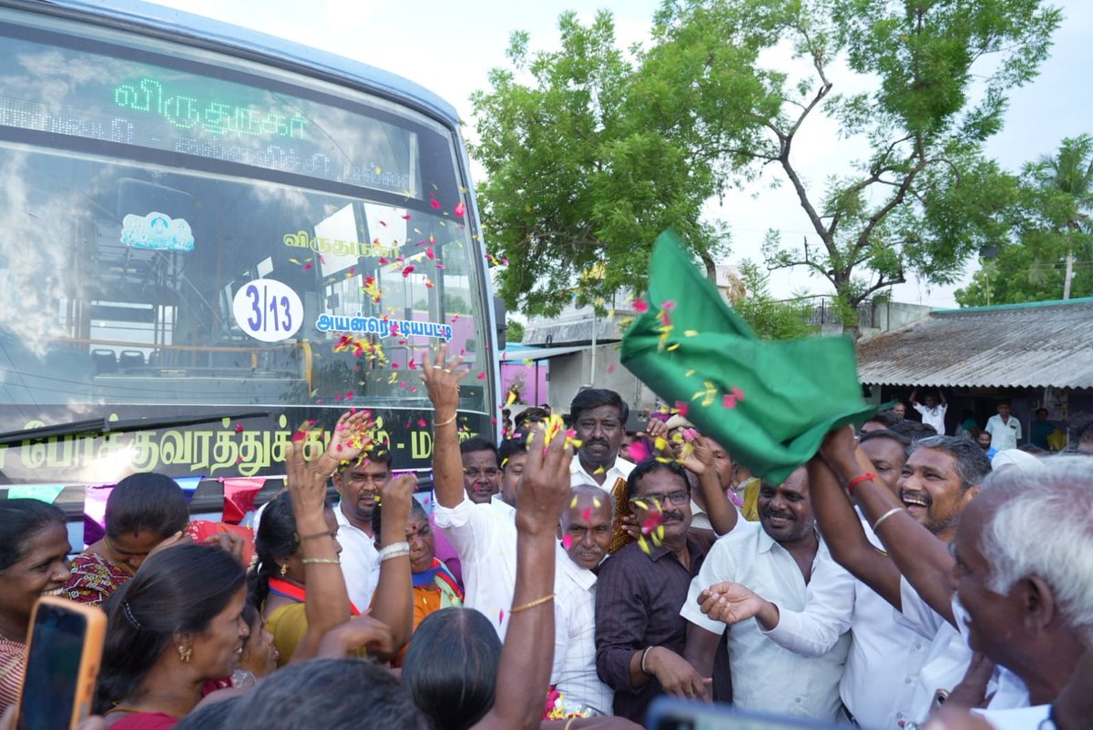 VanniTamizhVCK's tweet photo. சுதந்திர இந்தியாவில் முதல் பேருந்து!

இந்தியா தனது 80வது சுதந்திர தினத்தை இந்த ஆண்டு கொண்டாடி, 81வது ஆண்டில் அடியெடுத்து வைத்துள்ளது. நான் பிறந்த கிராமமான அயன்ரெட்டியபட்டிக்கு இன்று (13.09.26) தான் சுதந்திர இந்தியாவில் முதன்முறையாக அரசு பேருந்து வசதி கிடைத்துள்ளது.

எமது கிராமத்தின் சமூக நல்லிணக்கத்திற்���ு அடையாளமாக, அனைத்து சமூக பெரியவர்களும், மக்களும் இணைந்து பூக்கள் தூவி, கொடி அசைத்து பேருந்தை வசதியை தொடங்கி வைத்தோம். இன்னுமொரு விடுதலை கிடைத்த உணர்வுடன் மக்கள் இதை கொண்டாடினர்.

"நம்ம ஊருக்கு நீ ஏதாச்சு செய்யணும்பா" என்று எமது அய்யாவும், அம்மாவும் எப்போதும் என்னிடம் சொல்வார்கள். அவர்கள் இருவரும் இல்லாத இந்த நாளில், எமது மக்கள் வெளிப்படுத்திய மகிழ்ச்சியே பெரும் ஆறுதலாக அமைந்தது. இன்று அவர்களது விருப்பத்தை நிறைவேற்றிய மகிழ்ச்சியுடன் ஊரிலிருந்து கிளம்பினேன்.

எமது கிராமத்துக்கு பேருந்து வசதி ஏற்படுத்தி தந்த மாண்புமிகு போக்குவரத்துத் துறை அமைச்சர் திரு. ஆ. விஜய் தமிழன் பார்த்திபன் அவர்களுக்கும், இன்றைய நாளை சாத்தியமாக்கிய மாண்புமிகு தமிழ்நாடு முதலமைச்சர் திரு. ச. ஜோசப் விஜய் அவர்களுக்கும் எமது கிர��ம மக்களின் சார்பாக நன்றியினை தெரிவித்துக் கொள்கிறேன்.

- வன்னி அரசு
சமூகநீதித்துறை அமைச்சர்
துணைப் பொதுச் செயலாளர்
விடுதலைச் சிறுத்தைகள் கட்சி
13.9.26

@CMOTamilnadu 
@TamilanParthib1