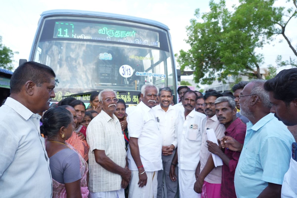 VanniTamizhVCK's tweet photo. சுதந்திர இந்தியாவில் முதல் பேருந்து!

இந்தியா தனது 80வது சுதந்திர தினத்தை இந்த ஆண்டு கொண்டாடி, 81வது ஆண்டில் அடியெடுத்து வைத்துள்ளது. நான் பிறந்த கிராமமான அயன்ரெட்டியபட்டிக்கு இன்று (13.09.26) தான் சுதந்திர இந்தியாவில் முதன்முறையாக அரசு பேருந்து வசதி கிடைத்துள்ளது.

எமது கிராமத்தின் சமூக நல்லிணக்கத்திற்���ு அடையாளமாக, அனைத்து சமூக பெரியவர்களும், மக்களும் இணைந்து பூக்கள் தூவி, கொடி அசைத்து பேருந்தை வசதியை தொடங்கி வைத்தோம். இன்னுமொரு விடுதலை கிடைத்த உணர்வுடன் மக்கள் இதை கொண்டாடினர்.

"நம்ம ஊருக்கு நீ ஏதாச்சு செய்யணும்பா" என்று எமது அய்யாவும், அம்மாவும் எப்போதும் என்னிடம் சொல்வார்கள். அவர்கள் இருவரும் இல்லாத இந்த நாளில், எமது மக்கள் வெளிப்படுத்திய மகிழ்ச்சியே பெரும் ஆறுதலாக அமைந்தது. இன்று அவர்களது விருப்பத்தை நிறைவேற்றிய மகிழ்ச்சியுடன் ஊரிலிருந்து கிளம்பினேன்.

எமது கிராமத்துக்கு பேருந்து வசதி ஏற்படுத்தி தந்த மாண்புமிகு போக்குவரத்துத் துறை அமைச்சர் திரு. ஆ. விஜய் தமிழன் பார்த்திபன் அவர்களுக்கும், இன்றைய நாளை சாத்தியமாக்கிய மாண்புமிகு தமிழ்நாடு முதலமைச்சர் திரு. ச. ஜோசப் விஜய் அவர்களுக்கும் எமது கிர��ம மக்களின் சார்பாக நன்றியினை தெரிவித்துக் கொள்கிறேன்.

- வன்னி அரசு
சமூகநீதித்துறை அமைச்சர்
துணைப் பொதுச் செயலாளர்
விடுதலைச் சிறுத்தைகள் கட்சி
13.9.26

@CMOTamilnadu 
@TamilanParthib1