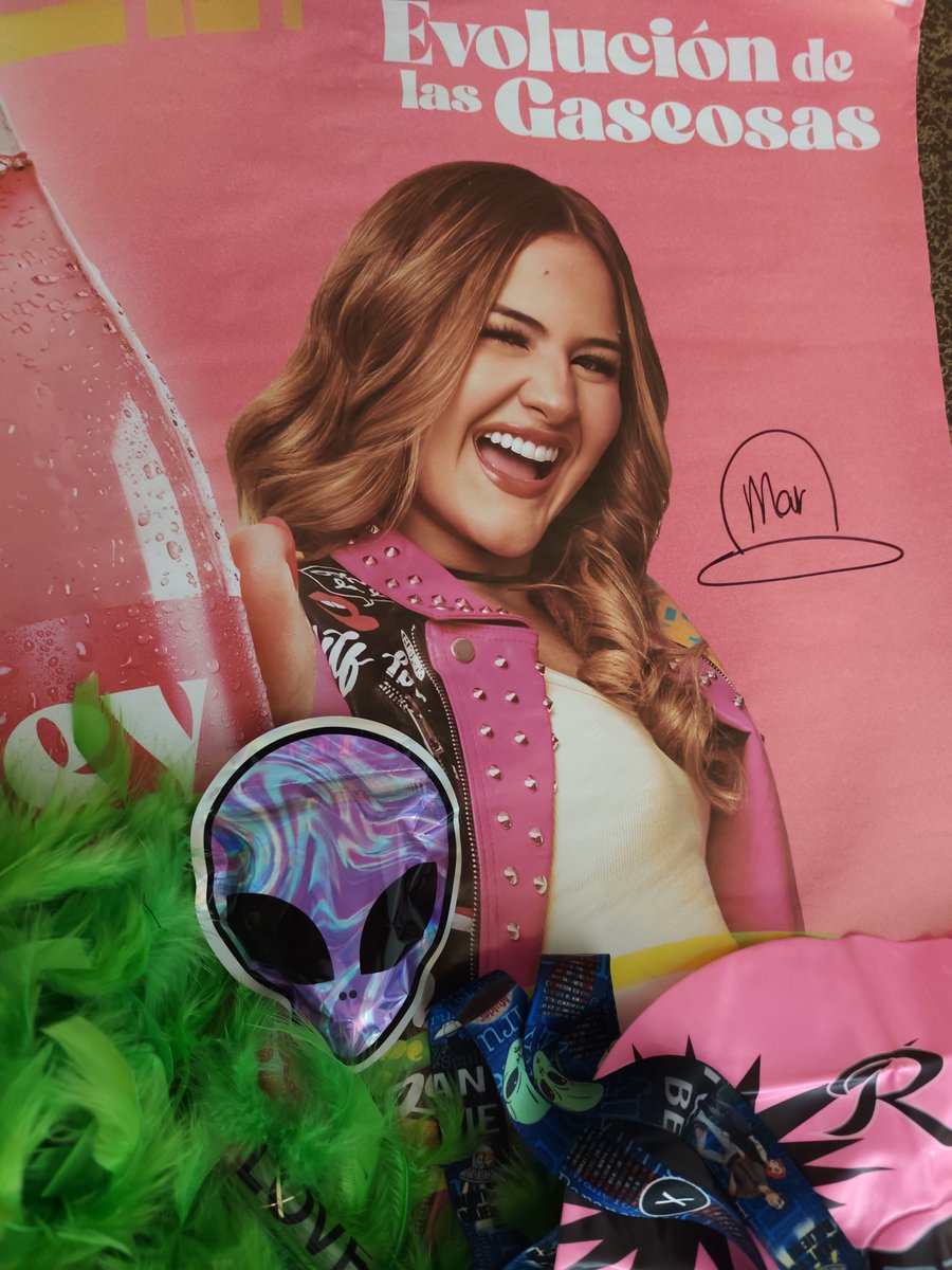 mariuximendezm's tweet photo. Bueno, conseguí mi poster de #HeyFitEc autografiado por Mar. 🥰 El Hipermarket está fuera de peligro...por ahora jeje 😀. https://t.co/uxlsxD990L