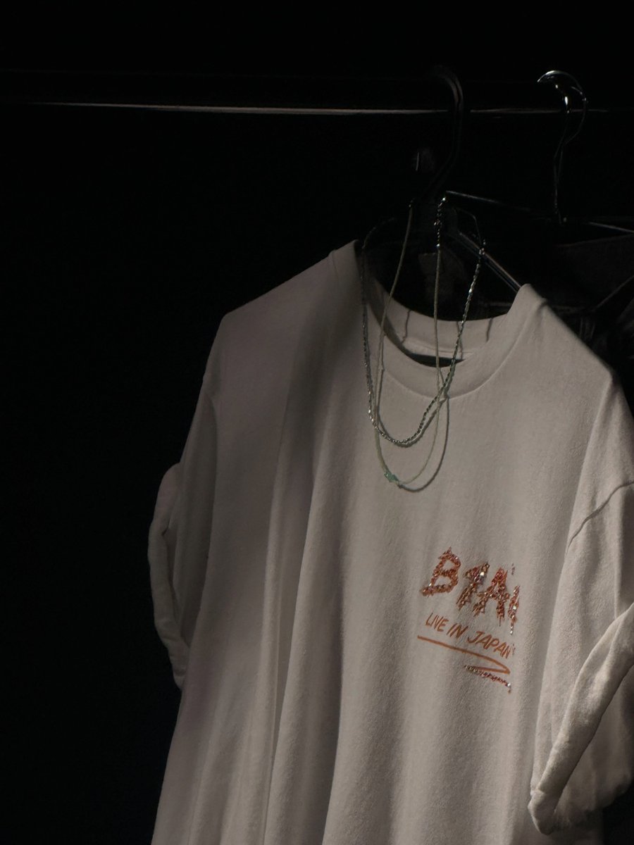 0814zip's tweet photo. 260914 일본 팬콘 연출 디렉터님 인스타 #B1A4

지난주는 오사카. 그리고 이번 주는 도쿄.
B1A4 15주년 기념 이벤트.
이번 오사카 ・도쿄에서는 무대 연출과 현장 디렉션을 담당했습니다. 출연자, 스태프, 조명, 음향, 영상. 많은 사람들과 함께 본 공연의 한순간을 만들어갑니다.
그리고 저 역시 올해로 일본에 온 지 15년.
B1A4의 15주년이라는 소중한 시점에, 저에게도 15년이라는 의미 있는 해에, 이 무대에 함께할 수 있었다는 것이 정말 감회가 깊은 시간이었습니다.
오사카에서 도쿄로. 또 하나, 잊을 수 없는 현장이 되었습니다. 15년이라는 시간이 겹쳐서 더욱 특별했던 이번 현장.