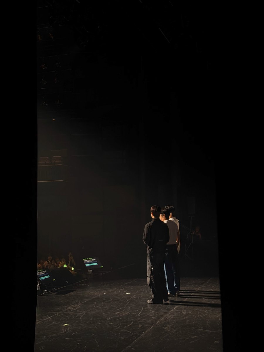 0814zip's tweet photo. 260914 일본 팬콘 연출 디렉터님 인스타 #B1A4

지난주는 오사카. 그리고 이번 주는 도쿄.
B1A4 15주년 기념 이벤트.
이번 오사카 ・도쿄에서는 무대 연출과 현장 디렉션을 담당했습니다. 출연자, 스태프, 조명, 음향, 영상. 많은 사람들과 함께 본 공연의 한순간을 만들어갑니다.
그리고 저 역시 올해로 일본에 온 지 15년.
B1A4의 15주년이라는 소중한 시점에, 저에게도 15년이라는 의미 있는 해에, 이 무대에 함께할 수 있었다는 것이 정말 감회가 깊은 시간이었습니다.
오사카에서 도쿄로. 또 하나, 잊을 수 없는 현장이 되었습니다. 15년이라는 시간이 겹쳐서 더욱 특별했던 이번 현장.