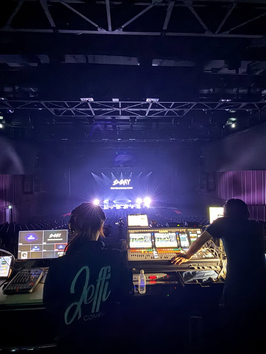 0814zip's tweet photo. 260914 일본 팬콘 연출 디렉터님 인스타 #B1A4

지난주는 오사카. 그리고 이번 주는 도쿄.
B1A4 15주년 기념 이벤트.
이번 오사카 ・도쿄에서는 무대 연출과 현장 디렉션을 담당했습니다. 출연자, 스태프, 조명, 음향, 영상. 많은 사람들과 함께 본 공연의 한순간을 만들어갑니다.
그리고 저 역시 올해로 일본에 온 지 15년.
B1A4의 15주년이라는 소중한 시점에, 저에게도 15년이라는 의미 있는 해에, 이 무대에 함께할 수 있었다는 것이 정말 감회가 깊은 시간이었습니다.
오사카에서 도쿄로. 또 하나, 잊을 수 없는 현장이 되었습니다. 15년이라는 시간이 겹쳐서 더욱 특별했던 이번 현장.