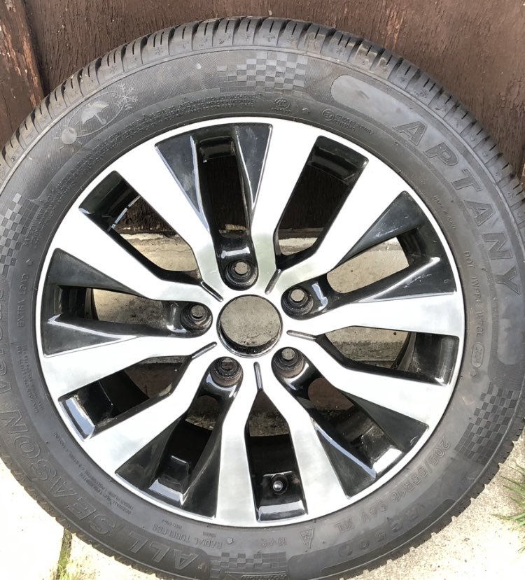 Jam3scarter02's tweet photo. Restored  ‘diamond-cut’ type tatty looking alloys & inner bead corrosion causing repeated deflation-warnings . I  removed tires & cleaned inner beads of any corrosion -prep/paint.  old ‘diamond cut’ surface removed using orbital sander & discs 400 to 1000 -final 2 x coats of Pro XL of 2k clear/satin. Prep everything with a scotchbrite pad (or clear-coat won’t adhere). I prefer to refit tire /mask up before applying the 2K clear. 

No more annoying deflation warnings! 🤔