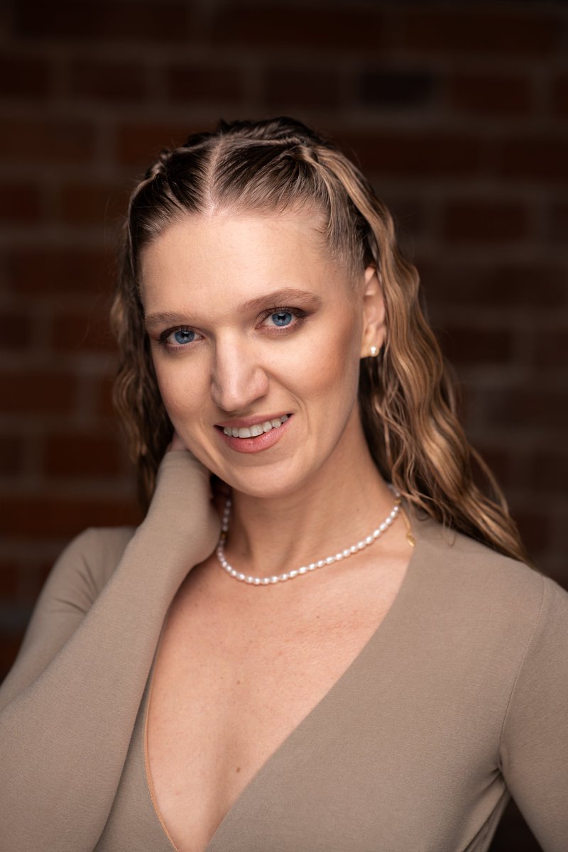 adamdpl's tweet photo. Kilka uśmiechniętych dziewczyn z sesji dla @veraladiesproject.
Zdjęcia zrobione Sony A7IV z Samyangiem 85mm f/1.4 II przy f/2.8, 1/200s i ISO 80-100.
@veraladiesproject

#portret #sesjakobieca #fotograf #sonyalpha #samyang85mm https://t.co/tcbVnPr3a4