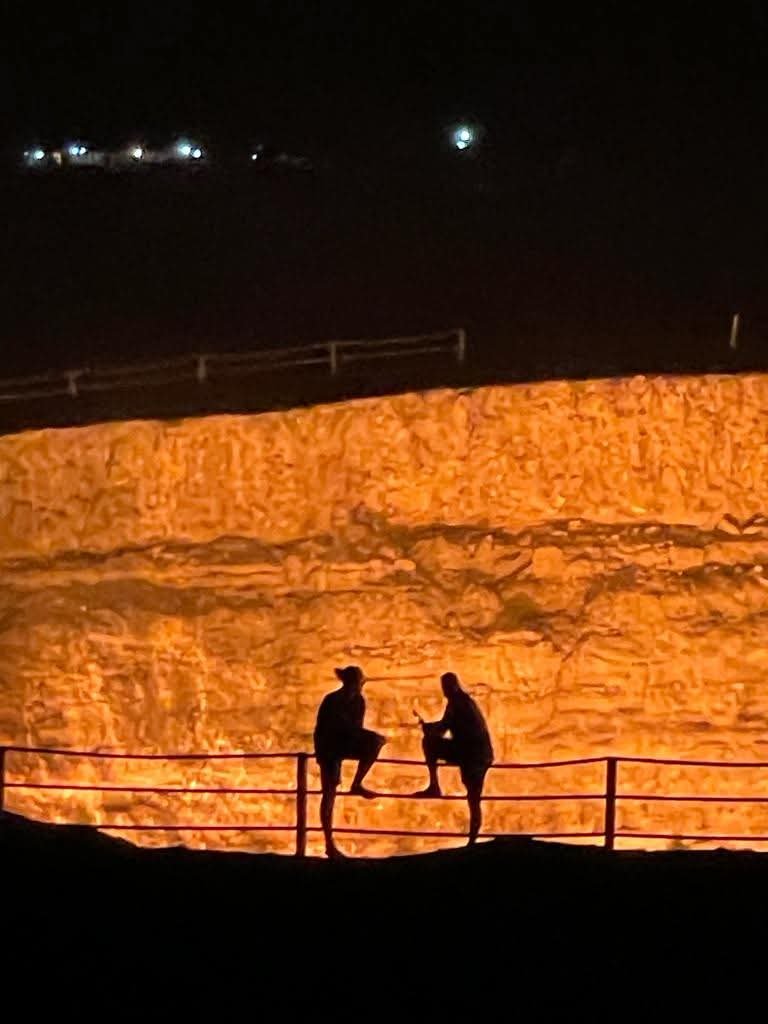 CharlesGilliamN's tweet photo. Shining in the desert Derweze (Darvaza) gas crater, Turkmenistan. My recent travel post. 

https://t.co/rux8sPsYLO https://t.co/FqJiYkpgbb